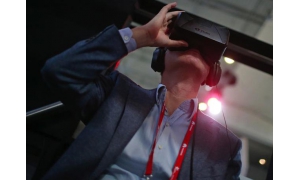 脱离手机和PC Facebook明年推200美元廉价VR头盔