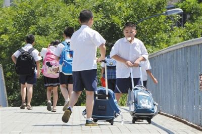 书包实在太重，学生们想出了减负的新招。