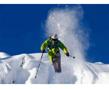 高山滑雪项目中选手在滑行过程中为什么要碰旗